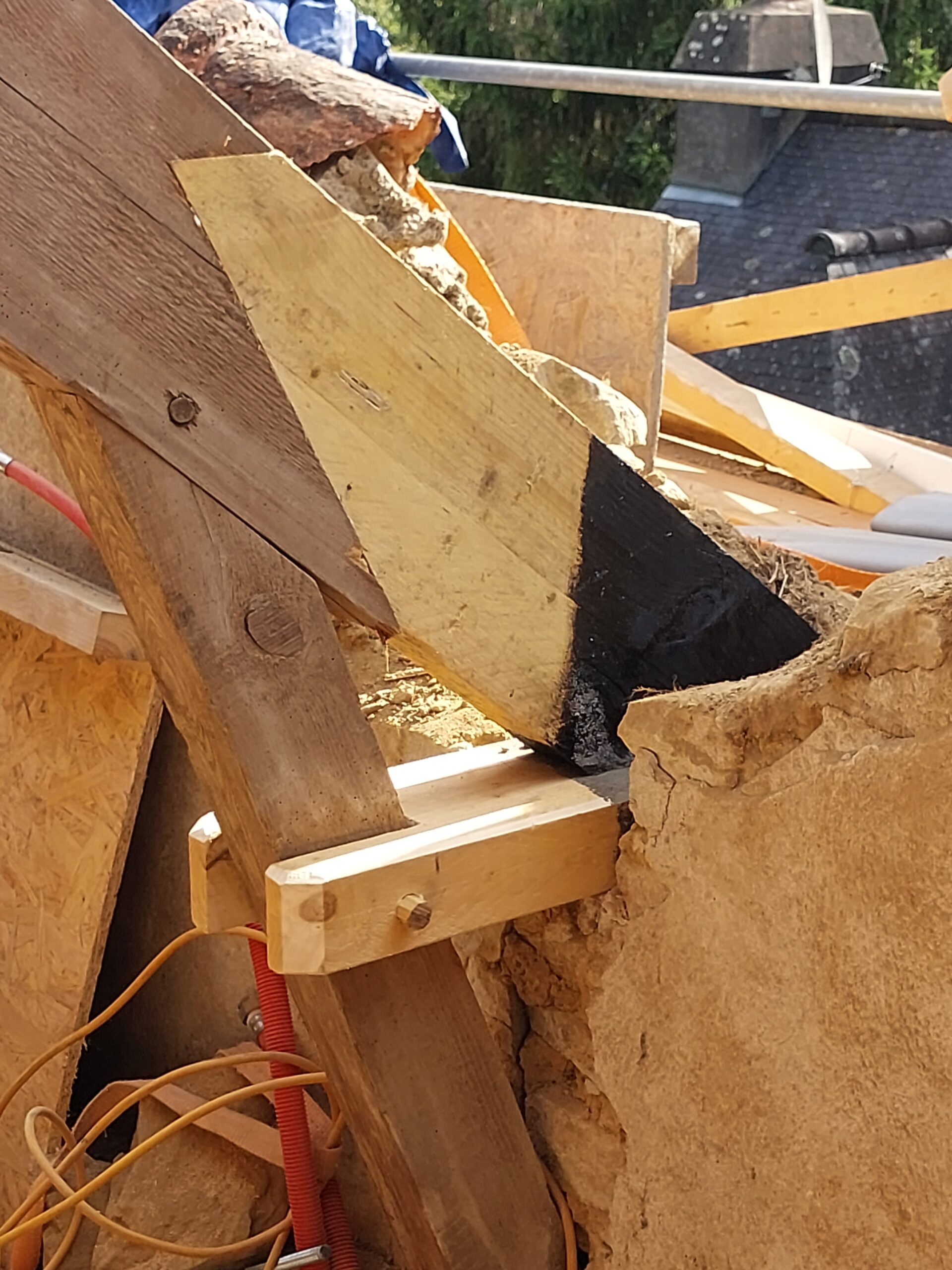 Structure poteaux poutres en réemploi sous un solivage