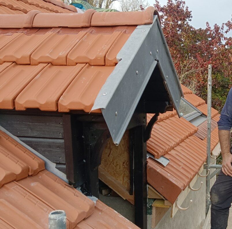 Structure poteaux poutres en réemploi sous un solivage